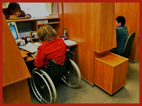 женщина инвалид работает в офисе