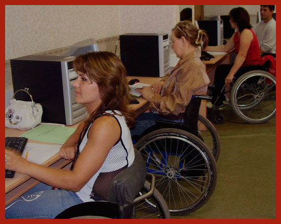 женщины инвалиды работают на компьютерах