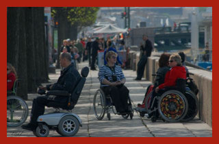 инвалиды пенсионеры на прогулке