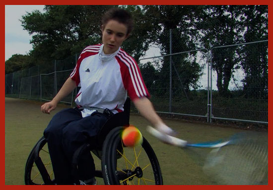 ребенок инвалид играет в теннис