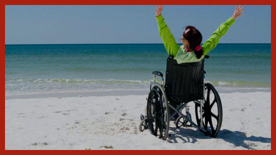 инвалид в коляске у моря