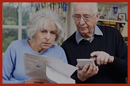 пенсионеры изучают пенсионные документы