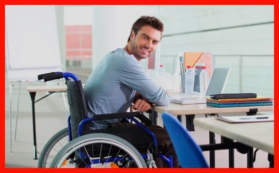 мужчина инвалид на работе