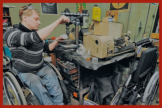 инвалид работает в мастерской