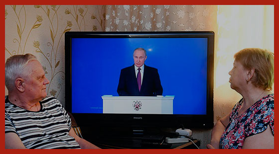 граждане слушают обращение президента Путина