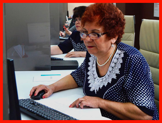 пенсионер учится работе на компьютере
